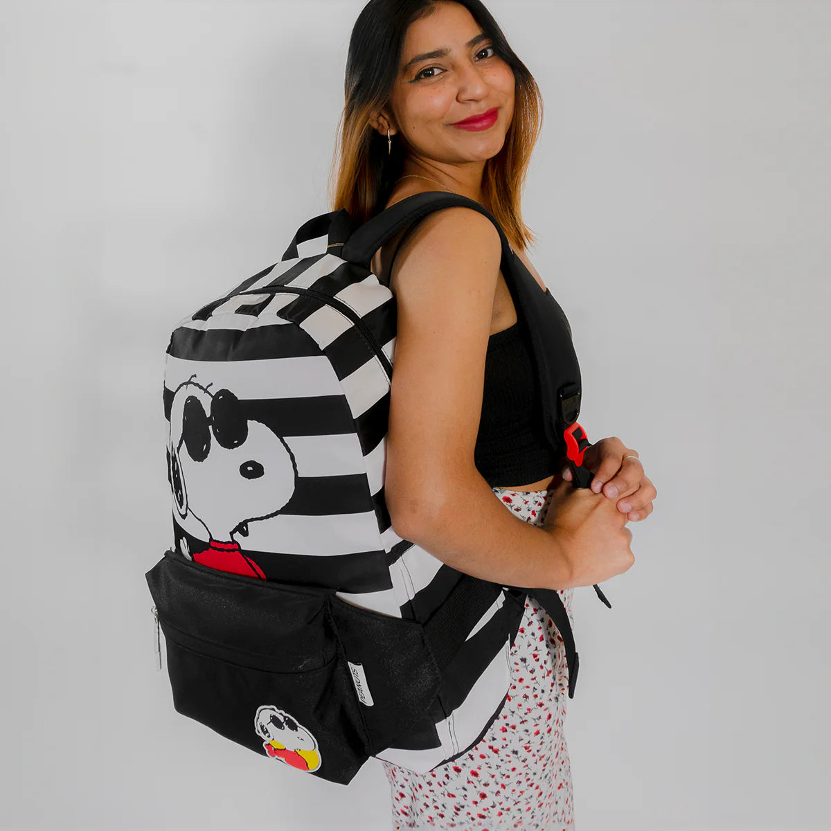 Mochila Con Cangurera Peanuts Snoopy Black and White